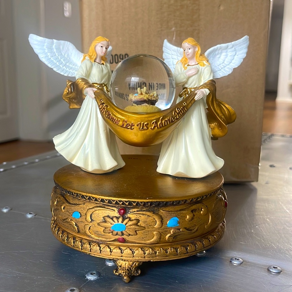 Musical angels snow globe